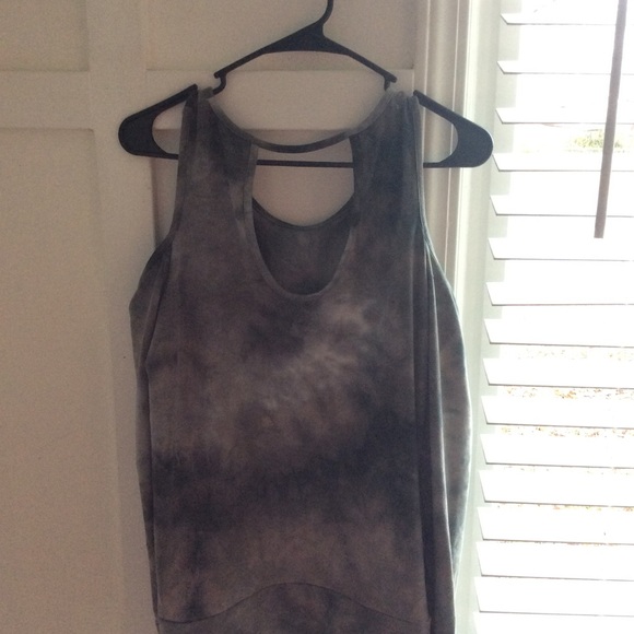 Cute no shoulder shirt 💛 - Picture 2 of 4